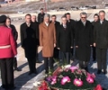 Kryeparlamentari Krasniqi nderon të rënët e familjes Jashari