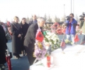 Daci me familje përkulet para varrit të presidentit Rugova