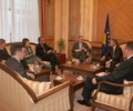 Kryeparlamntari Krasniqi priti dy përfaqësues ndërkombëtarë për të drejtat e njeriut