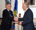 Krasniqi ia dorëzon Kushtetutën presidentit Sejdiu