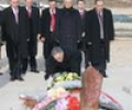 Kryeparlamentari  Krasniqi vuri kurora lulesh në Kompleksin e Varrezave të Jasharëve në Prekaz