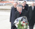 Kryeparlamentari Jakup Krasniqi bëri homazhe te varri i Komandantit Legjendar Adem Jashari