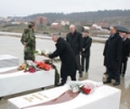 Kryeparlamentari Jakup Krasniqi bëri homazhe te varri i Komandantit Legjendar Adem Jashari