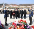 Kryeparlamentari Krasniqi bëri homazhe te varri i Komandantit Legjendar, Adem Jashari