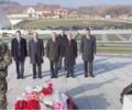 Kryekuvendari Jakup Krasniqi bëri homazhe te varri i Komandantit Legjendar, Adem Jashari