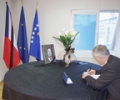 Kryekuvendari Krasniqi u nënshkrua në librin e zisë në Ambasadën e Çekisë në Prishtinë 