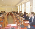Kryekuvendari hungarez z. László KÖVÉR u takua me përfaqësues  të dy komisioneve parlamentare 