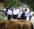 Kryetari Veseli vizitoi fermerët në Kaçanik, pas shfaqjes së sëmundjes gungore të kafshët