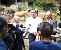 Kryetari Veseli vizitoi fermerët në Kaçanik, pas shfaqjes së sëmundjes gungore të kafshët