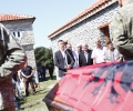 Kryekuvendari Veseli mori pjesë në ceremoninë e rivarrimit të familjarëve të Azem Bejtës