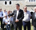 Kryekuvendari Veseli mori pjesë në ceremoninë e rivarrimit të familjarëve të Azem Bejtës