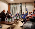 Kryekuvendari Veseli pret në aeroport përfaqësuesen e Kosovës në futboll