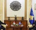 Kryeparlamentari Veseli dhe ambasadori hungarez flasin për projektet kapitale të Kosovës dhe për stadiumin e ri