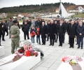 Kryetari Veseli bëri nderime te varri i komandantit Adem Jashari
