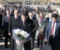 Presidenti i Shqipërisë, prof.dr. Bamir Topi, i shoqëruar edhe nga kryeparlamentari Krasniqi bëri homazhe mbi varret e Jasharajve në Prekaz
